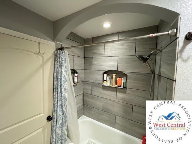 412 E Walnut St, Clinton, MO 64735 - bathroom featuring shower / bathtub combination with curtain and recessed lighting