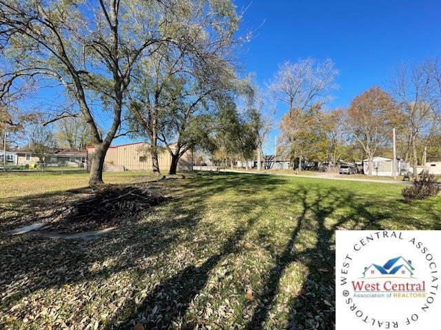 412 E Walnut St, Clinton, MO 64735 - view of green lawn