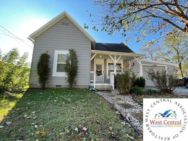 412 E Walnut St, Clinton, MO 64735 - view of front of home with a porch and a front lawn