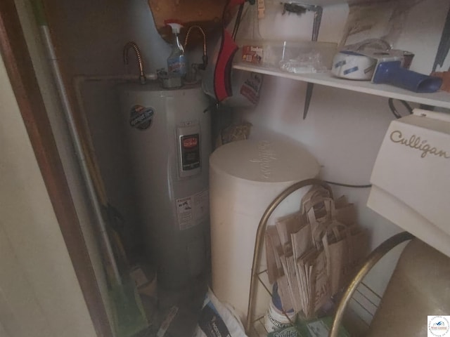 29620 Blue Grass Rd, Edwards, MO 65326 - utility room with water heater