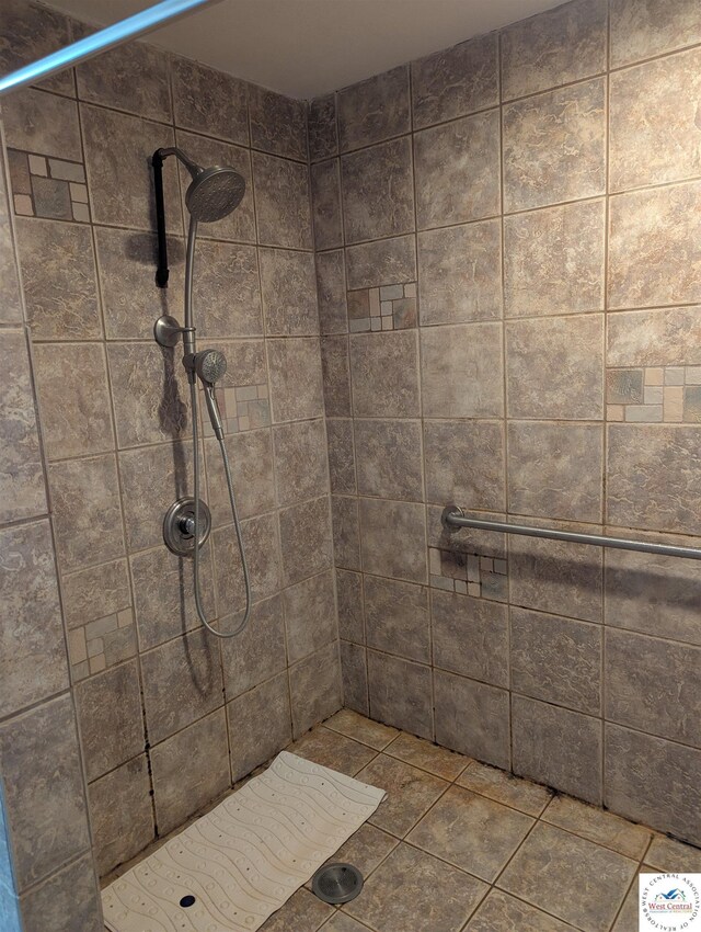 418 W Gravel St, Clinton, MO 64735 - bathroom featuring a tile shower