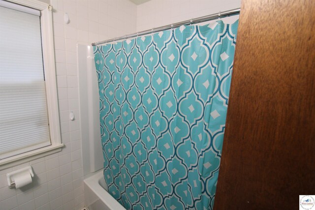101 Lakeveiw Dr, Windsor, MO 65360 - bathroom with tile walls and shower / bath combo