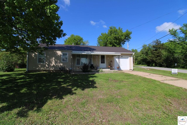 101 Lakeveiw Dr, Windsor, MO 65360 - ranch-style house featuring a garage, concrete driveway, and a front lawn