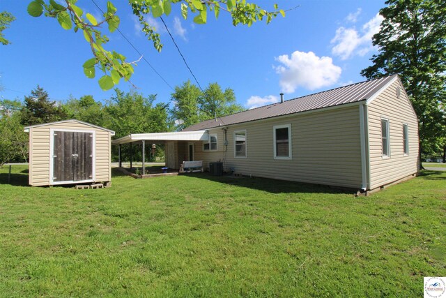 101 Lakeveiw Dr, Windsor, MO 65360 - view of grassy yard featuring central AC