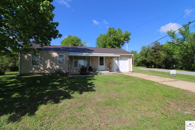 101 Lakeveiw Dr, Windsor, MO 65360 - ranch-style house featuring an attached garage, driveway, and a front yard