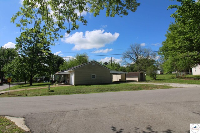 101 Lakeveiw Dr, Windsor, MO 65360 - view of side of property with driveway and a lawn