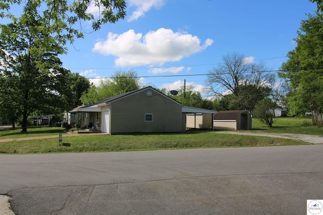 101 Lakeveiw Dr, Windsor, MO 65360 - view of side of home with driveway, a lawn, and a garage