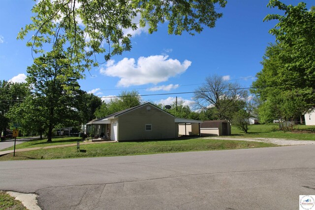 101 Lakeveiw Dr, Windsor, MO 65360 - view of side of property featuring driveway and a lawn