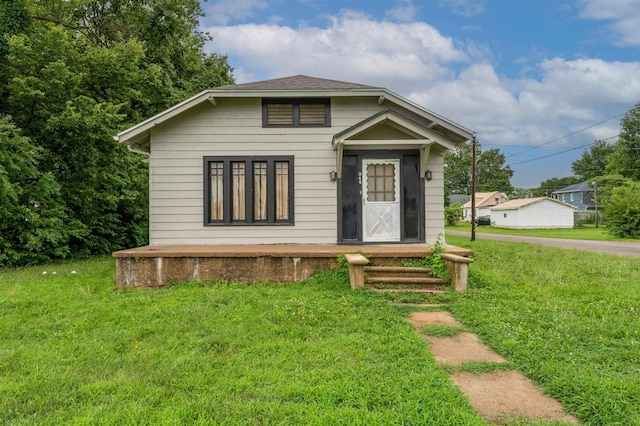 245 Randolph St, Tipton, MO 65081 - bungalow-style house with a front yard