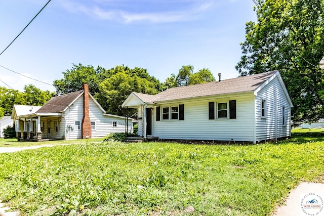806 E Green St, Clinton, MO 64735 - single story home with a front lawn