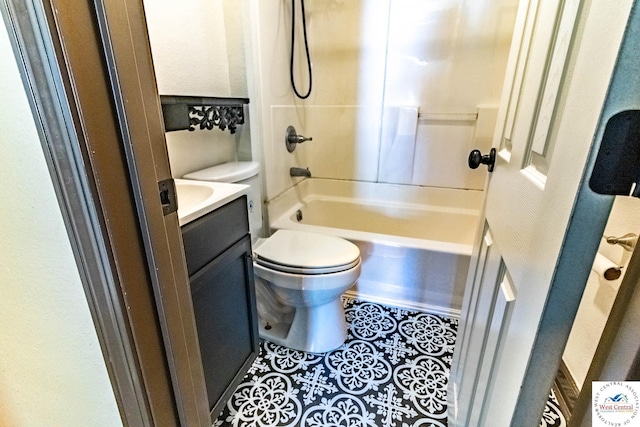 806 E Green St, Clinton, MO 64735 - bathroom featuring toilet, vanity, shower / bathtub combination, and tile patterned floors