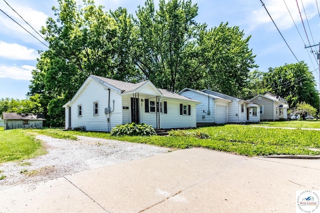 806 E Green St, Clinton, MO 64735 - view of front facade with driveway, a garage, and a front yard