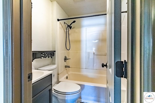 806 E Green St, Clinton, MO 64735 - full bath featuring toilet, washtub / shower combination, vanity, and a textured ceiling