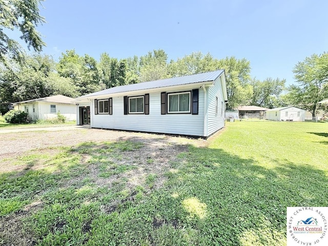 2704 Rosebud Cir, Sedalia, MO 65301 - view of front of property featuring a front lawn and a metal roof