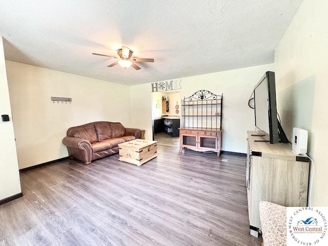 2704 Rosebud Cir, Sedalia, MO 65301 - living area featuring a ceiling fan, wood finished floors, and a textured ceiling