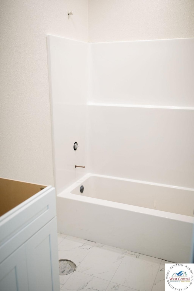 1927 E 6th St, Sedalia, MO 65301 - full bath featuring marble finish floors