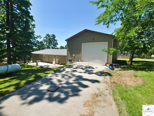 29790 Bobcat Dr, Warsaw, MO 65355 - view of front of home with a front lawn, driveway, and a garage