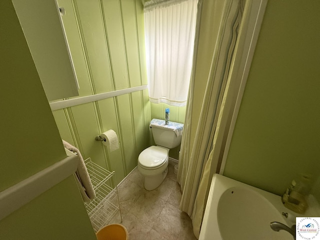 19094 Kennedy Rd, Warsaw, MO 65355 - full bathroom with toilet, a bathtub, and curtained shower