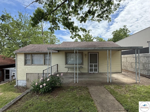 19094 Kennedy Rd, Warsaw, MO 65355 - view of front facade with a patio, fence, and a shingled roof