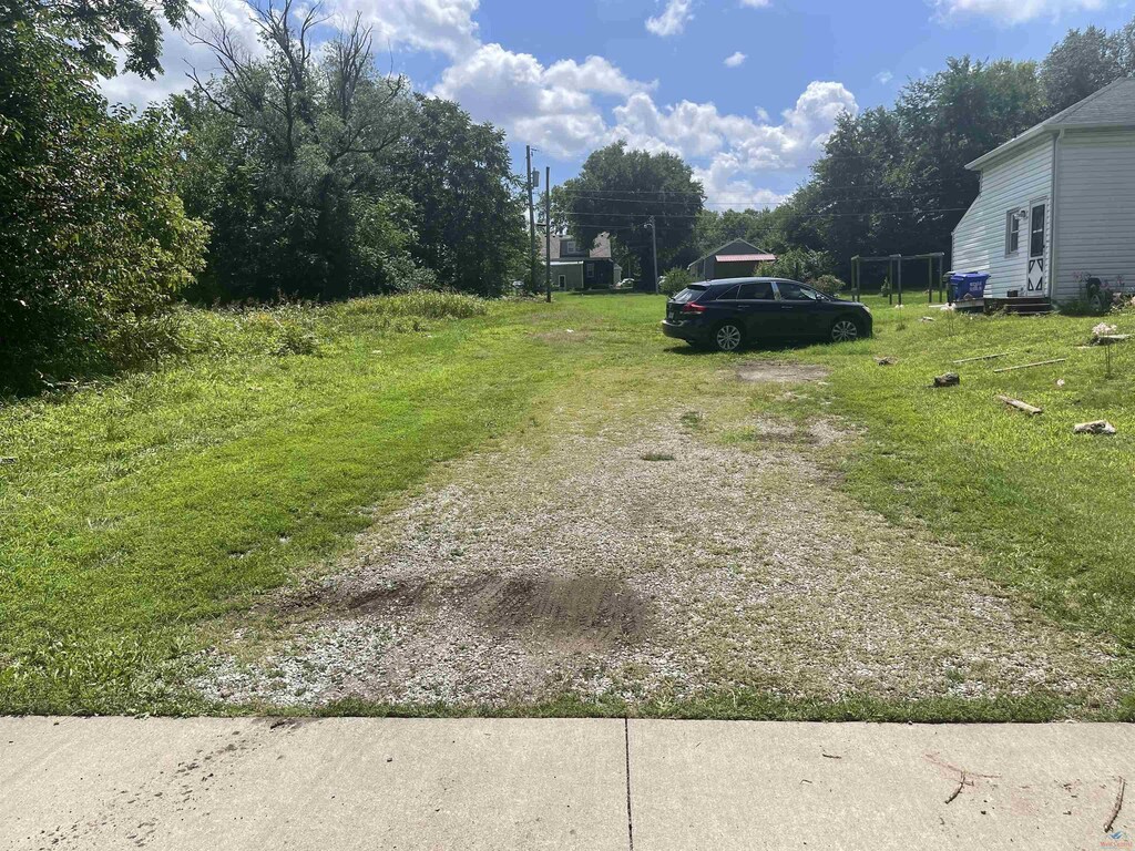 214 E Henry St, Sedalia, MO 65301 - photo 1