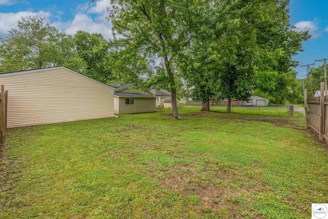 1803 S Quincy Ave, Sedalia, MO 65301 - view of yard