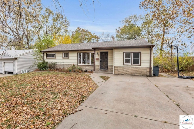 6204 E 147th Ter, Grandview, MO 64030 - view of front facade featuring a shingled roof and fence