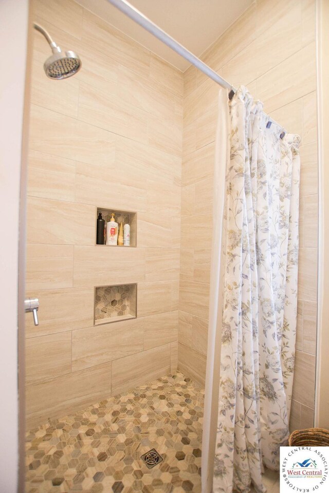 1625 W 16th St, Sedalia, MO 65301 - bathroom with a tile shower