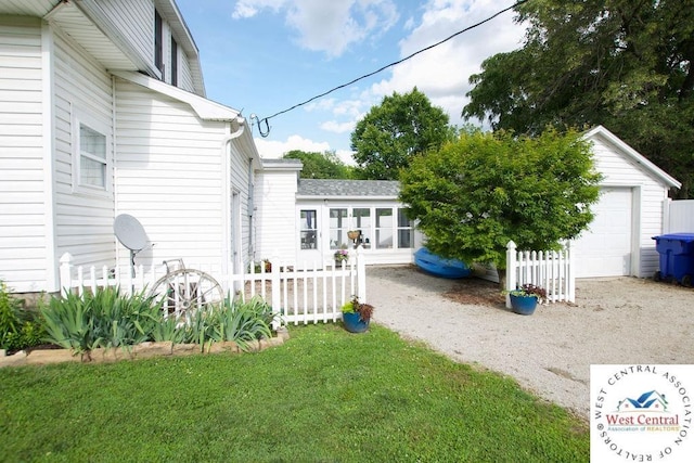 1625 W 16th St, Sedalia, MO 65301 - view of yard with an outbuilding