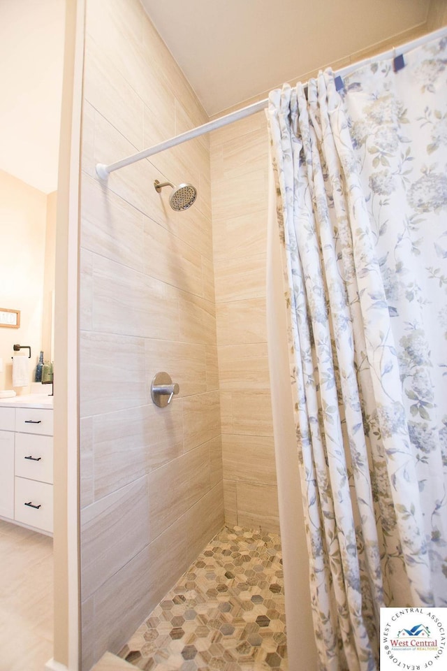 1625 W 16th St, Sedalia, MO 65301 - bathroom featuring tiled shower and vanity