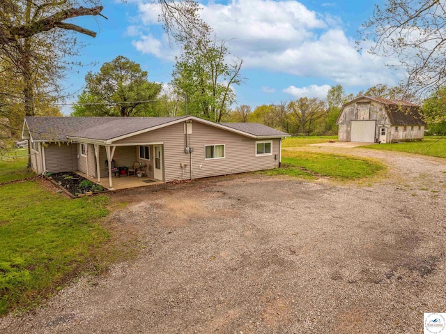 216 S County Line Rd, Windsor, MO 65360 - view of front of house featuring driveway, a front lawn, and a detached garage