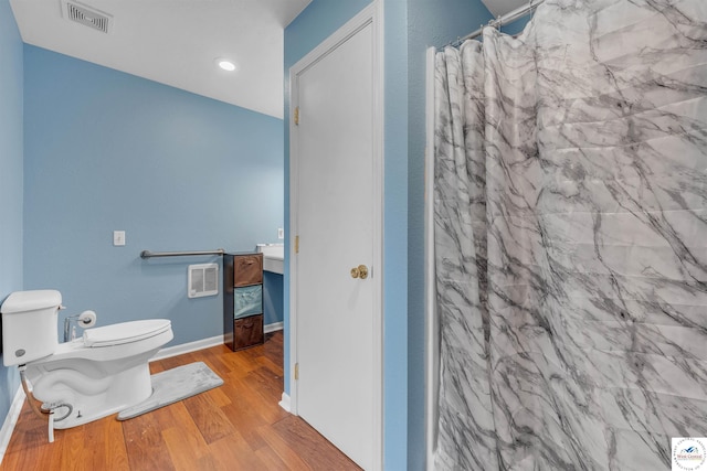 216 S County Line Rd, Windsor, MO 65360 - bathroom featuring toilet, wood finished floors, a shower with curtain, and baseboards