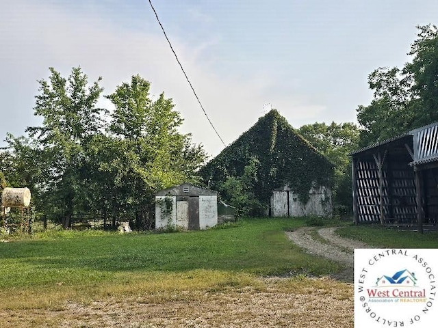 352 NE 1150th Rd, Calhoun, MO 65323 - view of yard featuring an outdoor structure and a shed