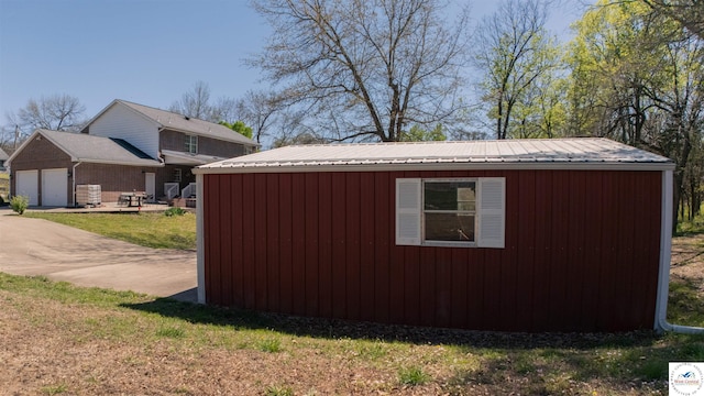 view of outdoor structure featuring an outbuilding