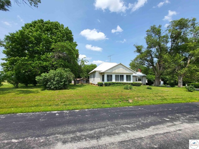 81 SE 500th Rd, Clinton, MO 64735 - view of front facade with a front lawn