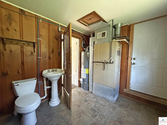 109 E Fairview St, Clinton, MO 64735 - bathroom featuring water heater and toilet