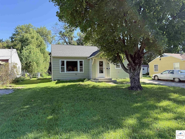 109 E Fairview St, Clinton, MO 64735 - view of front facade with a front lawn