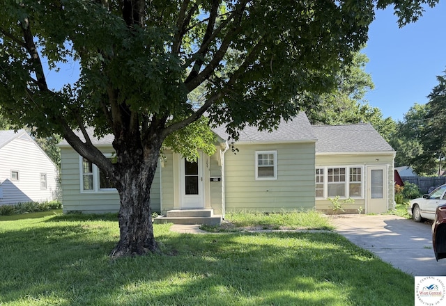 109 E Fairview St, Clinton, MO 64735 - view of front of house featuring a front lawn and a shingled roof