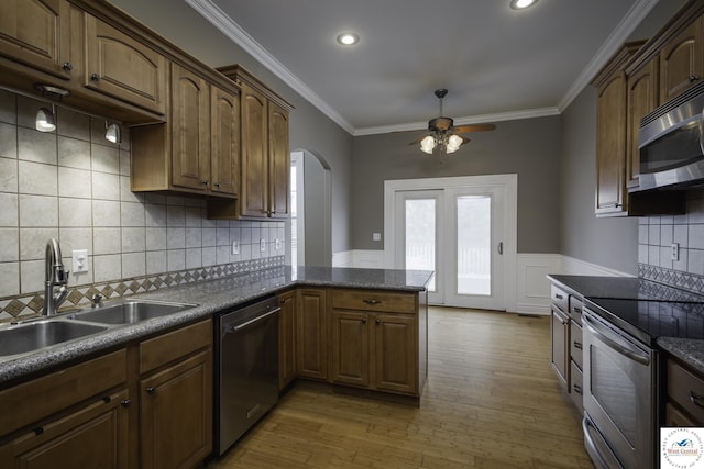 3415 Callaway Dr, Sedalia, MO 65301 - kitchen featuring stainless steel appliances, a sink, ceiling fan, crown molding, and a peninsula