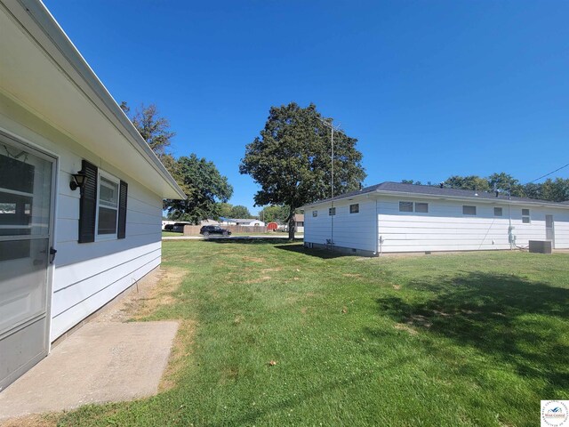 330 W State St, Tipton, MO 65081 - view of yard