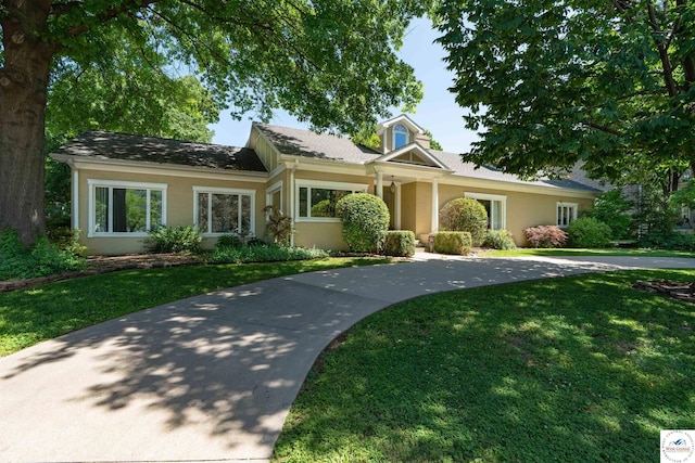 1114 W Broadway Blvd, Sedalia, MO 65301 - view of front facade with a front yard and stucco siding