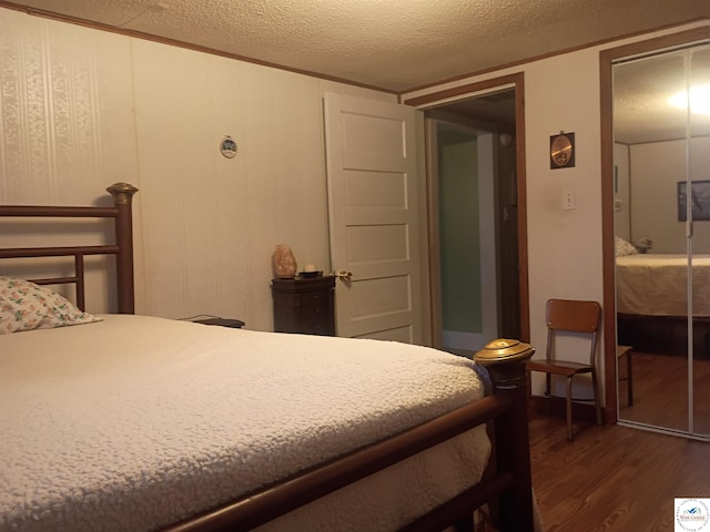 30512 S Hess Rd, Harrisonville, MO 64701 - bedroom with dark wood-type flooring, a textured ceiling, and a closet