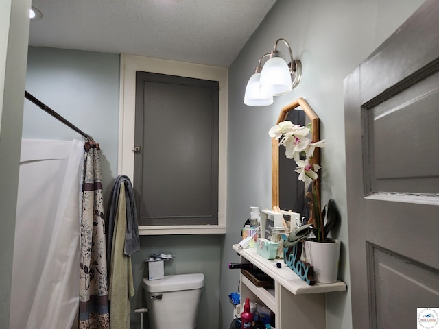 bathroom featuring a shower with curtain and toilet