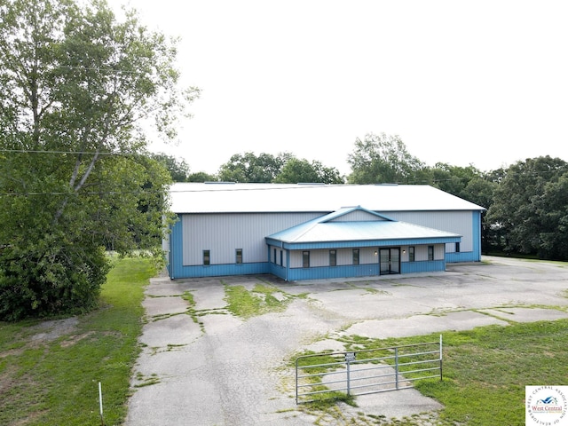 1700 N Water St, Clinton, MO 64735 - view of front of property with fence