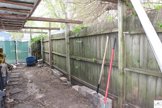 1613 S Vermont Ave, Sedalia, MO 65301 - view of yard with fence