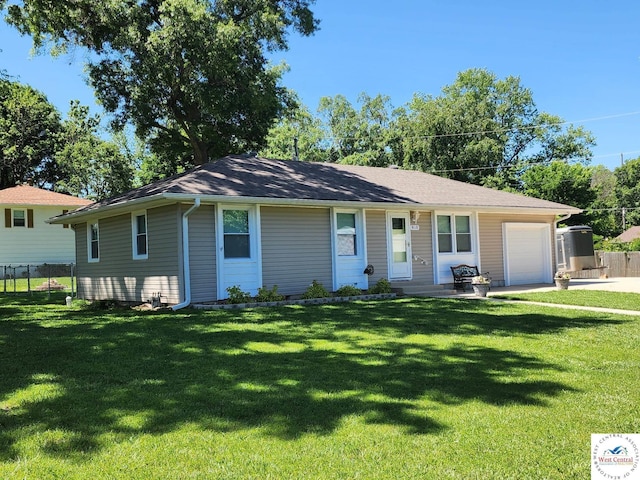 810 E Cedar St, Clinton, MO 64735 - single story home with a garage and driveway