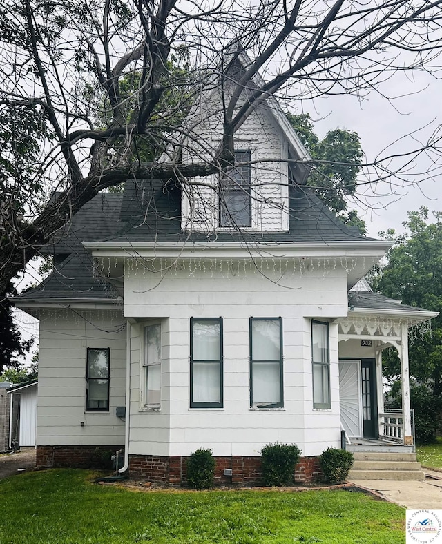902 N 2nd St, Clinton, MO 64735 - view of front of house with a front lawn and roof with shingles