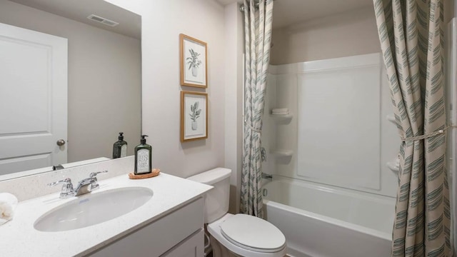 608 Maddie Ln, Tiffin, IA 52340 - full bath featuring shower / bath combination with curtain, toilet, vanity, and visible vents