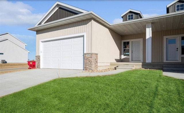 view of front facade featuring a garage, covered porch, and a front yard