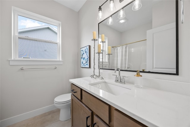 bathroom with toilet, a shower with curtain, and vanity