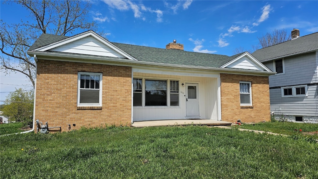 view of front of home featuring a front yard